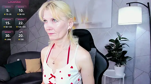 Snapshot of Julie_Lucas chatting on 06-04-26, 11:55 Julie Lucas online show from 06-04-26, 11:55