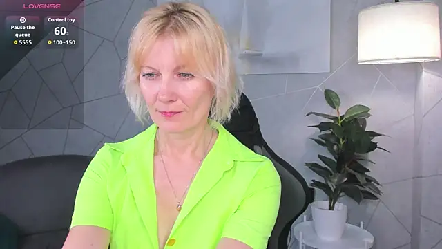 Snapshot of Julie_Lucas chatting on 06-07-26, 11:41 Julie Lucas online show from 06-07-26, 11:41