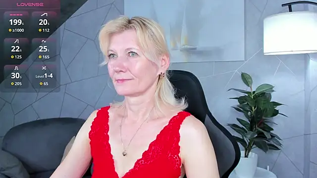 Snapshot of Julie_Lucas chatting on 06-10-26, 12:00 Julie Lucas online show from 06-10-26, 12:00