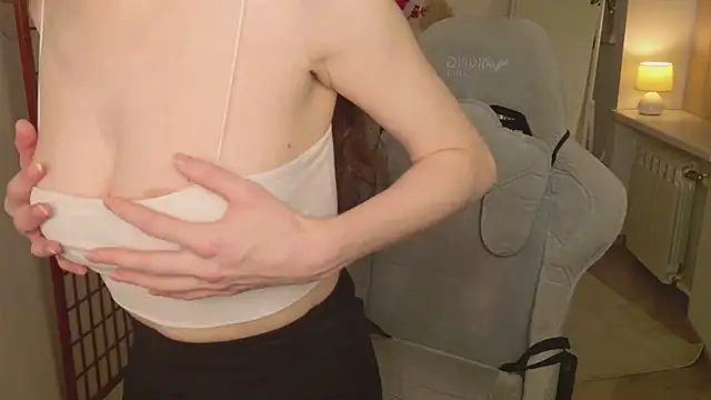 Snapshot of Julies_Lii chatting on 03-08-26, 01:48 Julies Lii online show from 03-08-26, 01:48