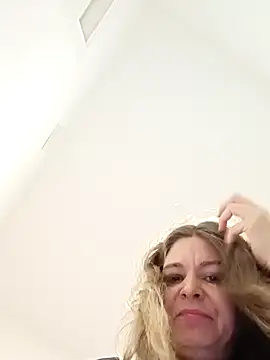 Snapshot of Didi2081 chatting on 03-25-26, 12:49 Didi2081 online show from 03-25-26, 12:49