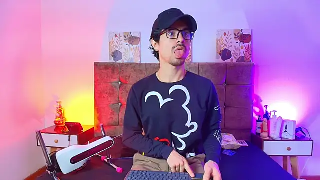 Ethan Briggs  online show from 08-01-26, 03:28
