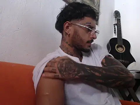 Snapshot of liyamjunior chatting on 03-06-26, 05:42 liyamjunior online show from 03-06-26, 05:42