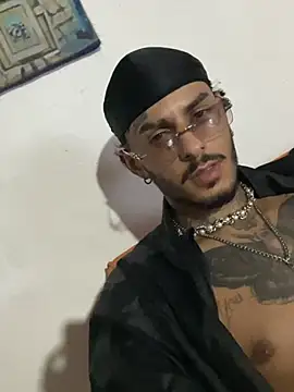 Snapshot of liyamjunior chatting on 03-08-26, 02:15 liyamjunior online show from 03-08-26, 02:15