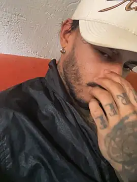 Snapshot of liyamjunior chatting on 03-24-26, 04:01 liyamjunior online show from 03-24-26, 04:01