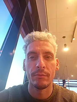 Snapshot of Rayzel_White chatting on 01-17-26, 04:00 Rayzel White online show from 01-17-26, 04:00