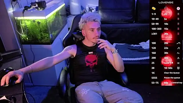 Snapshot of Rayzel_White chatting on 02-15-26, 09:33 Rayzel White online show from 02-15-26, 09:33