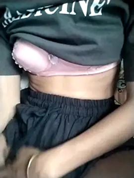 Snapshot of Lisa_xx2 chatting on 02-10-26, 01:21 Lisa xx2 online show from 02-10-26, 01:21