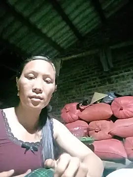 Snapshot of Diana-02 chatting on 05-12-26, 11:40 Diana-02 online show from 05-12-26, 11:40