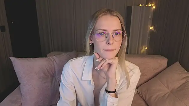 Snapshot of kittie_like18 chatting on 02-04-26, 01:11 kittie like18 online show from 02-04-26, 01:11