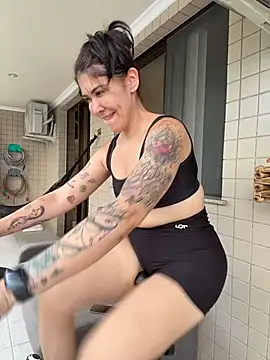 Snapshot of LivA89 chatting on 02-18-26, 07:32 LivA89 online show from 02-18-26, 07:32