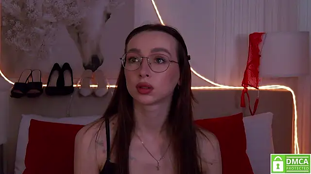 Snapshot of Emily_Simon chatting on 02-13-26, 05:36 Emily Simon online show from 02-13-26, 05:36