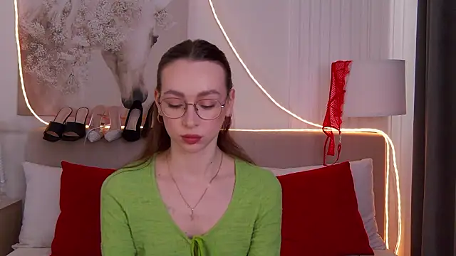 Snapshot of Emily_Simon chatting on 03-13-26, 05:03 Emily Simon online show from 03-13-26, 05:03