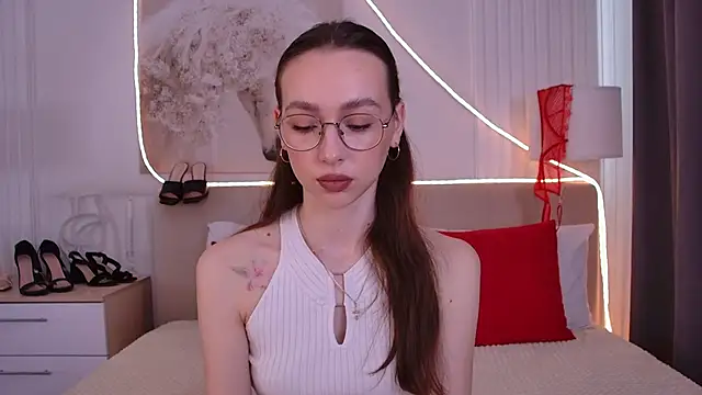 Snapshot of Emily_Simon chatting on 05-18-26, 05:24 Emily Simon online show from 05-18-26, 05:24