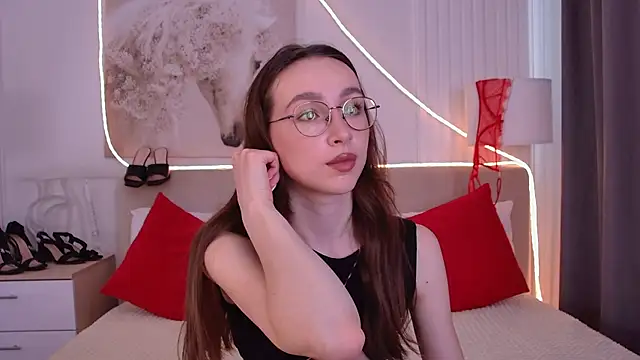 Snapshot of Emily_Simon chatting on 05-19-26, 05:58 Emily Simon online show from 05-19-26, 05:58