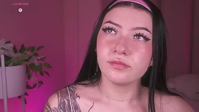 Snapshot of Dolcexx_ chatting on 02-27-26, 08:09 Dolcexx online show from 02-27-26, 08:09