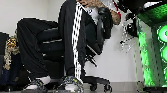 Snapshot of cash_master888 chatting on 03-08-26, 03:21 cash master888 online show from 03-08-26, 03:21