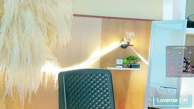 Snapshot of Aliison1_ chatting on 02-08-26, 02:42 Aliison1 online show from 02-08-26, 02:42