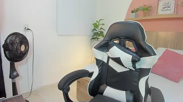 Snapshot of ivette_swan chatting on 02-05-26, 12:21 ivette swan online show from 02-05-26, 12:21