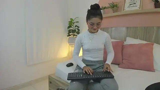 Snapshot of ivette_swan chatting on 02-18-26, 07:21 ivette swan online show from 02-18-26, 07:21