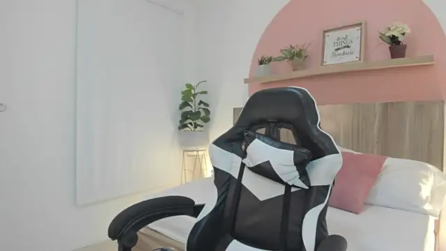 Snapshot of ivette_swan chatting on 02-21-26, 12:28 ivette swan online show from 02-21-26, 12:28