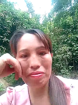 Snapshot of Gummiesu chatting on 05-17-26, 01:36 Gummiesu online show from 05-17-26, 01:36