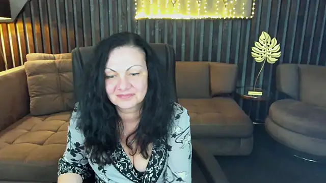 IrissMoon online show from 04-25-26, 01:41