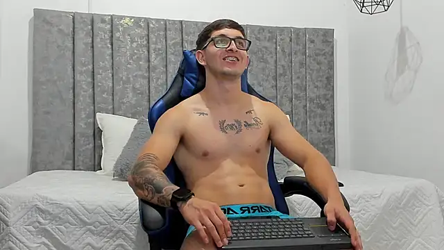 Snapshot of Calvin_Hunter chatting on 02-07-26, 03:10 Calvin Hunter online show from 02-07-26, 03:10