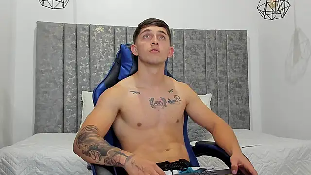 Snapshot of Calvin_Hunter chatting on 02-08-26, 04:16 Calvin Hunter online show from 02-08-26, 04:16