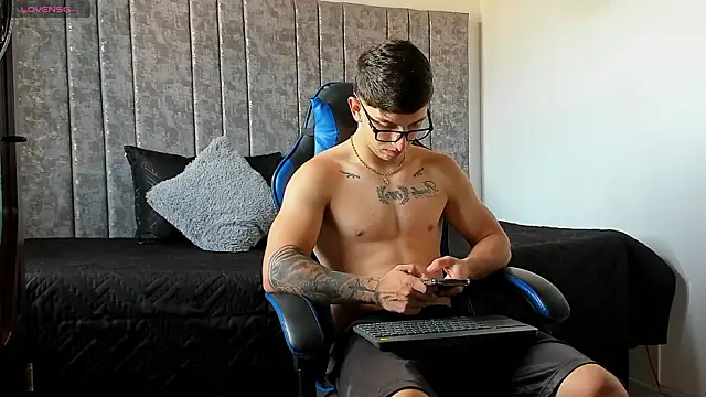 Snapshot of Calvin_Hunter chatting on 03-01-26, 09:28 Calvin Hunter online show from 03-01-26, 09:28