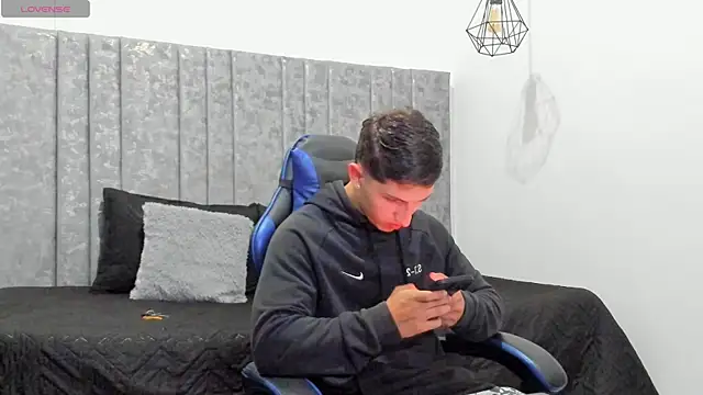 Calvin Hunter online show from 04-30-26, 03:46