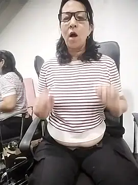 Snapshot of RosseLaure chatting on 02-12-26, 01:00 RosseLaure online show from 02-12-26, 01:00