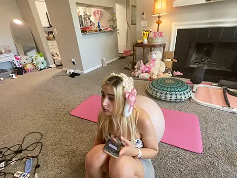 Snapshot of Pink_mink21 chatting on 04-05-26, 08:17 Pink mink21 online show from 04-05-26, 08:17