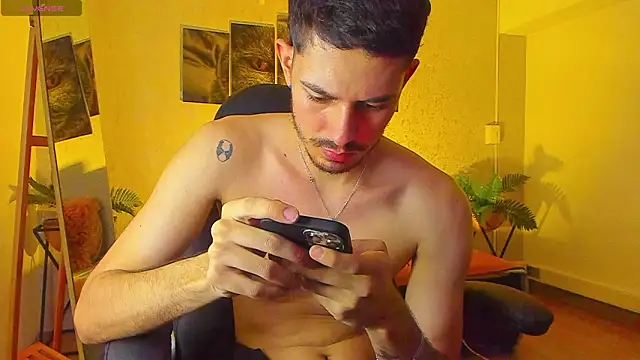 Snapshot of Nils_saintt chatting on 03-11-26, 03:01 Nils saintt online show from 03-11-26, 03:01