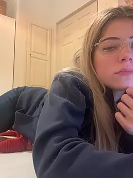 Snapshot of MelliMoon chatting on 02-19-26, 09:00 MelliMoon online show from 02-19-26, 09:00