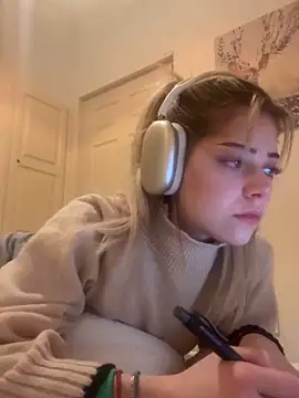 Snapshot of MelliMoon chatting on 03-06-26, 04:58 MelliMoon online show from 03-06-26, 04:58