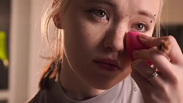 Snapshot of EleniRoeber chatting on 02-22-26, 04:16 EleniRoeber online show from 02-22-26, 04:16