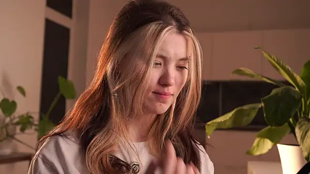 Snapshot of EleniRoeber chatting on 03-10-26, 04:23 EleniRoeber online show from 03-10-26, 04:23