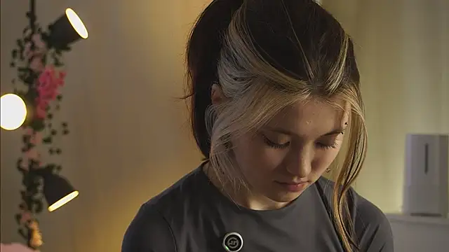 Snapshot of EleniRoeber chatting on 03-15-26, 04:35 EleniRoeber online show from 03-15-26, 04:35