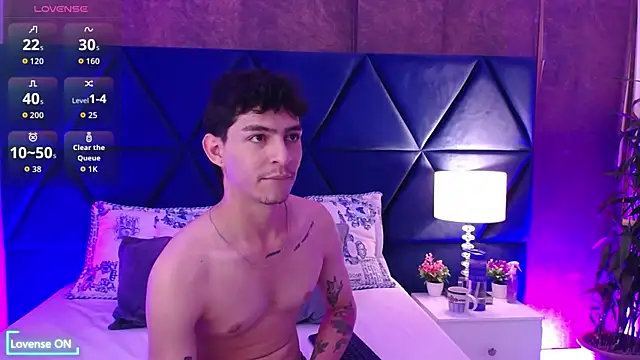 Snapshot of Logan_Woods chatting on 02-11-26, 02:33 Logan Woods online show from 02-11-26, 02:33