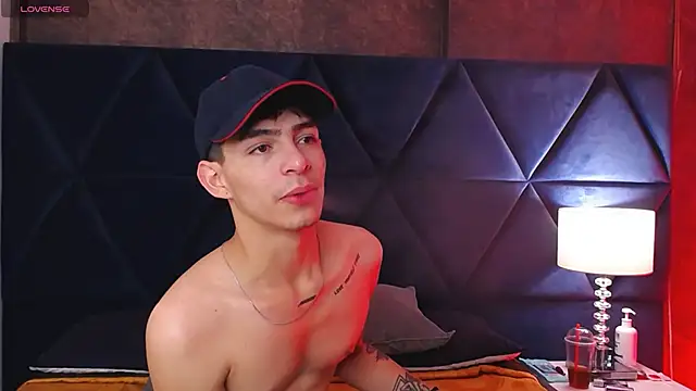 Snapshot of Logan_Woods chatting on 03-06-26, 06:43 Logan Woods online show from 03-06-26, 06:43