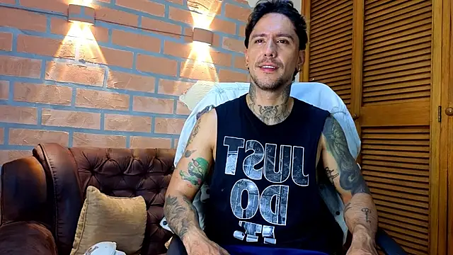 Snapshot of mister_eithan chatting on 02-25-26, 02:21 mister eithan online show from 02-25-26, 02:21