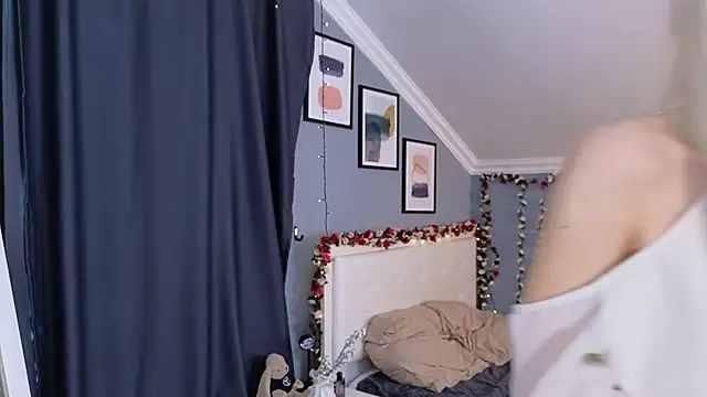 Naomi Demio online show from 04-15-26, 12:34