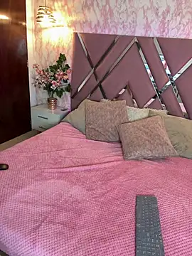 Snapshot of SOPHIIE_LUX_ chatting on 02-25-26, 07:01 SOPHIIE LUX online show from 02-25-26, 07:01