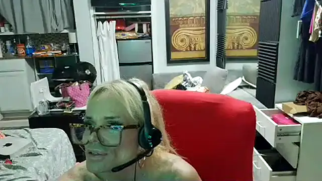 Snapshot of starandsky chatting on 06-27-26, 11:21 starandsky online show from 06-27-26, 11:21