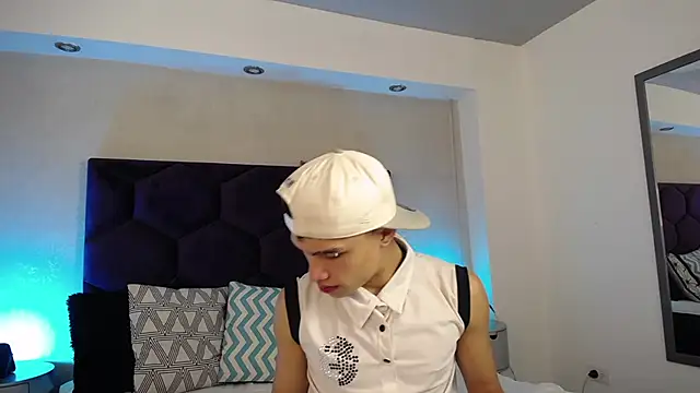 Snapshot of Dominik_Souza chatting on 03-12-26, 06:58 Dominik Souza online show from 03-12-26, 06:58