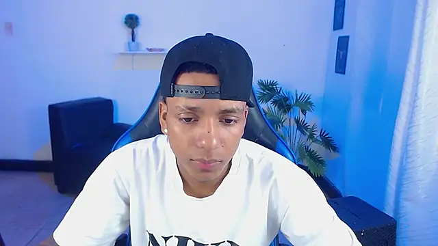 Snapshot of ostinn18 chatting on 03-06-26, 02:02 ostinn18 online show from 03-06-26, 02:02