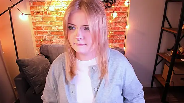 Snapshot of Emily_Coyness chatting on 02-25-26, 04:49 Emily Coyness online show from 02-25-26, 04:49