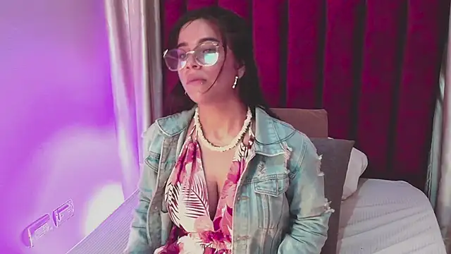 Snapshot of VaiaLowell chatting on 02-20-26, 07:03 VaiaLowell online show from 02-20-26, 07:03