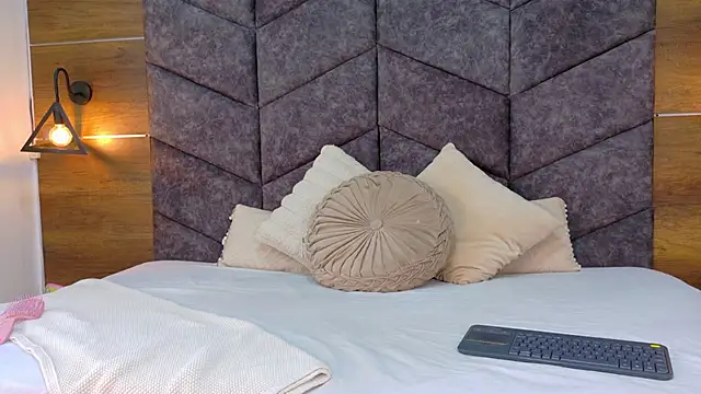 AnnieRouse   online show from 03-01-26, 11:45